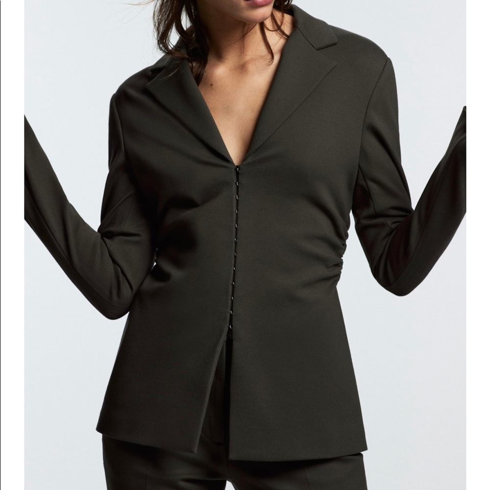 Fitted jacket with Vneck fitted collar sz L
